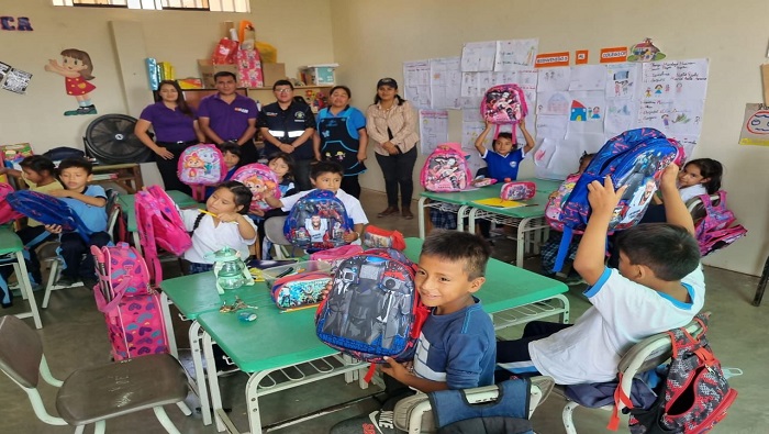 Se entregaron kits educativos a niños de la I.E. Pub. "El Ángel" del C.P. Makatón