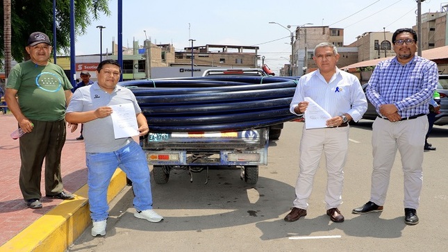 Alcalde Fernando Cárdenas entregó 100 metros de manguera para C.P Cárac del Distrito de Veintisiete de Noviembre 