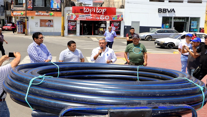 Alcalde Fernando Cárdenas entregó 100 metros de manguera para C.P Cárac del Distrito de Veintisiete de Noviembre 