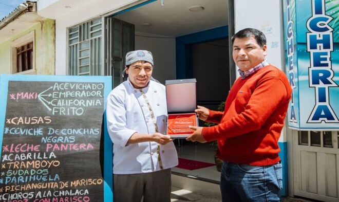 MUNICIPALIDAD DISTRITAL DE SAN JERÓNIMO ENTREGA RECONOCIMIENTO A LOS PROPIETARIOS DE LOS LOCALES QUE PARTICIPARON EN EL I FESTIVAL DEL CEVICHE