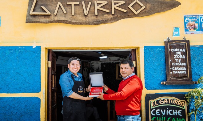 MUNICIPALIDAD DISTRITAL DE SAN JERÓNIMO ENTREGA RECONOCIMIENTO A LOS PROPIETARIOS DE LOS LOCALES QUE PARTICIPARON EN EL I FESTIVAL DEL CEVICHE.