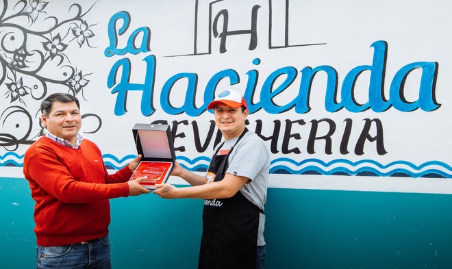 MUNICIPALIDAD DISTRITAL DE SAN JERÓNIMO ENTREGA RECONOCIMIENTO A LOS PROPIETARIOS DE LOS LOCALES QUE PARTICIPARON EN EL I FESTIVAL DEL CEVICHE
