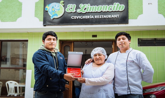 MUNICIPALIDAD DISTRITAL DE SAN JERÓNIMO ENTREGA RECONOCIMIENTO A LOS PROPIETARIOS DE LOS LOCALES QUE PARTICIPARON EN EL I FESTIVAL DEL CEVICHE