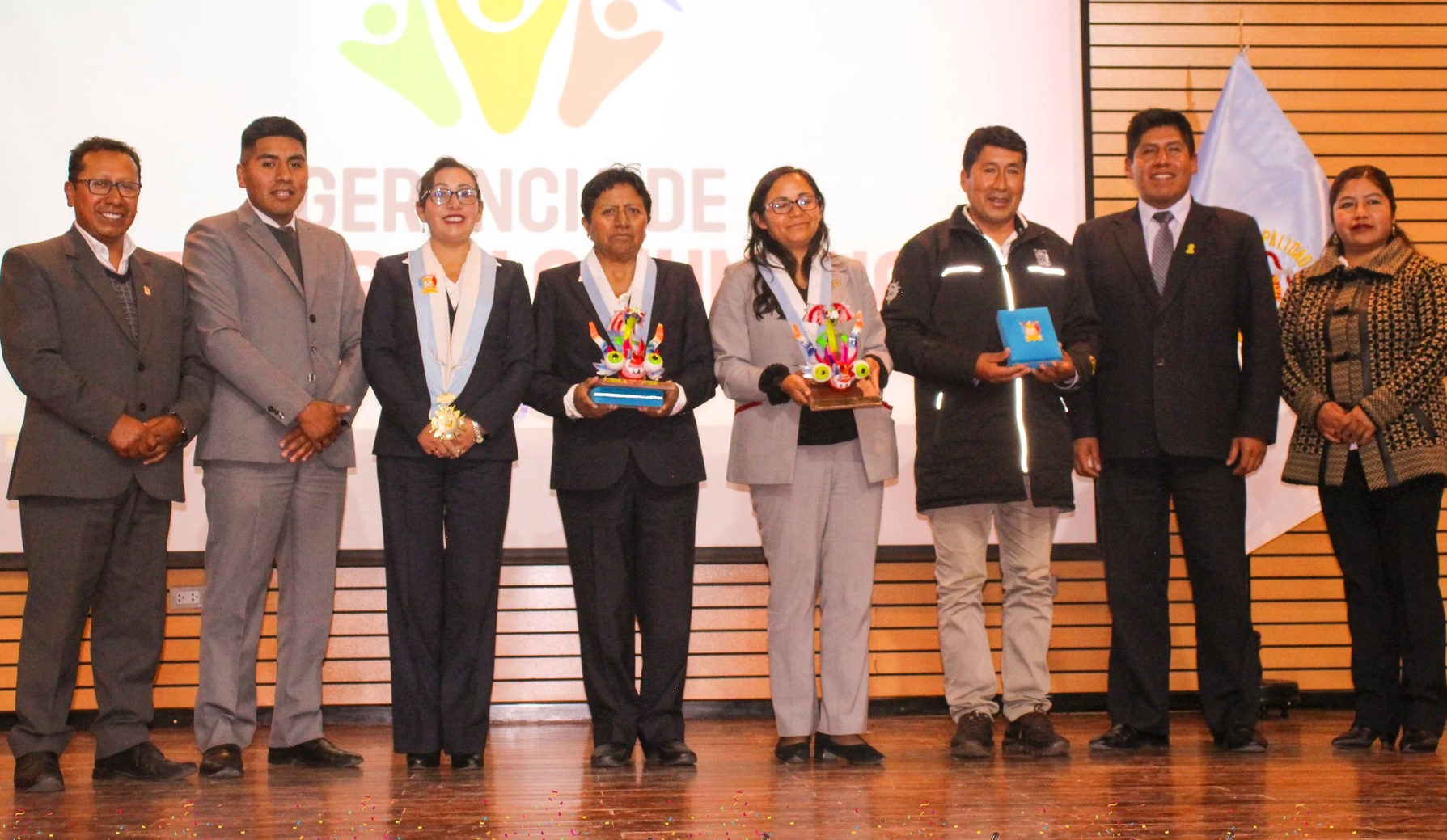 Estudiantes de trabajo social de la UNSCH visitan la Municipalidad de Puno para fortalecer su formación profesional