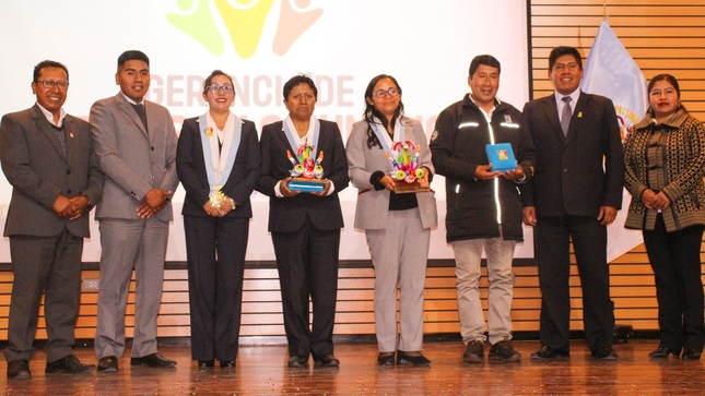 Estudiantes de trabajo social de la UNSCH visitan la Municipalidad de Puno para fortalecer su formación profesional
