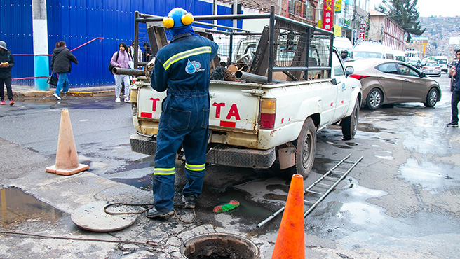 Con el objetivo de prevenir colapsos y mejorar el servicio de alcantarillado sanitario, Emsapuno viene en el mantenimiento preventivo y limpieza en las redes de alcantarillado sanitario