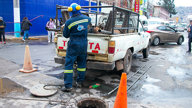 Con el objetivo de prevenir colapsos y mejorar el servicio de alcantarillado sanitario, Emsapuno viene en el mantenimiento preventivo y limpieza en las redes de alcantarillado sanitario