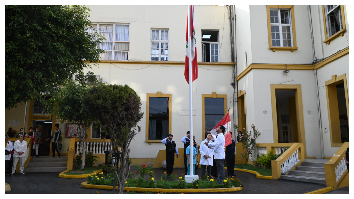 El Dr. Carlos Urbano entregó Diplomas de Reconocimiento a cada uno de los representantes de los referidos servicios. 