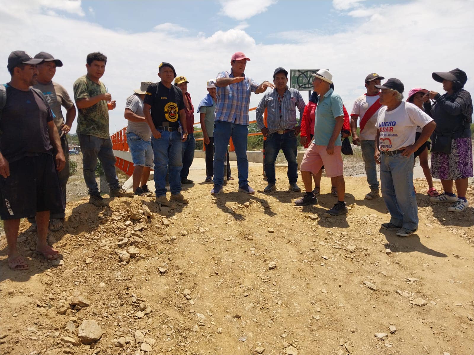 Alcalde Daniel Rivera Pasco se reúne para resolver problemática del puente peatonal de tarata y el caserío el siglo.