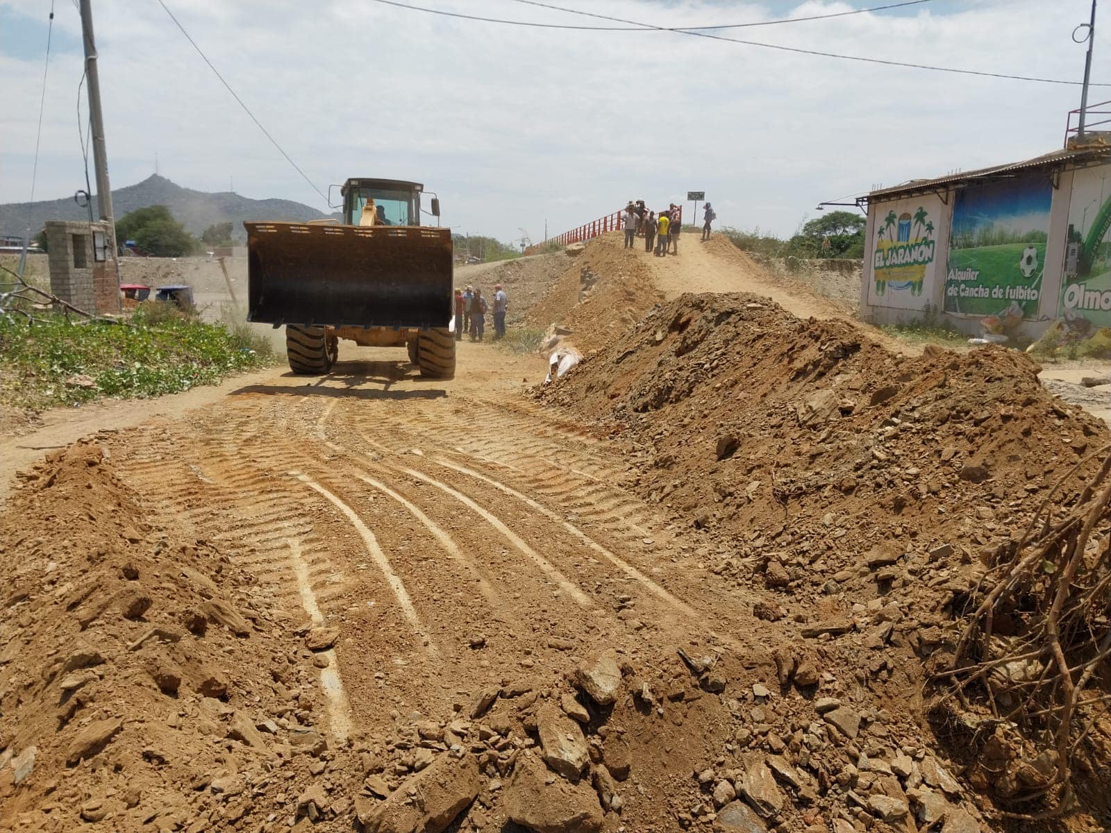 Alcalde Daniel Rivera Pasco se reúne para resolver problemática del puente peatonal de tarata y el caserío el siglo.