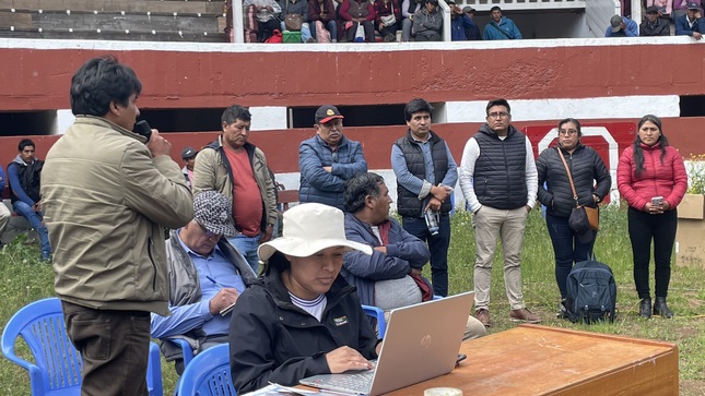 El Consejo Municipal estuvo presente en la asamblea de la Comunidad Campesina de Palca, donde se abordó una preocupación fundamental: la falta de una planta de tratamiento en nuestro distrito. La Alcaldesa distrital resaltó esta problemática, subrayando la importancia de cumplir con las normativas del MINAM.
Por otro lado, el Sub Gerente de Servicios Municipales explicó la necesidad de contar con una planta de tratamiento adecuada. En muestro distrito, el presidente de la comunidad y los comuneros estuvieron de acuerdo en donar parte del terreno comunal a la Municipalidad para la para construccion de planta de tratamiento 