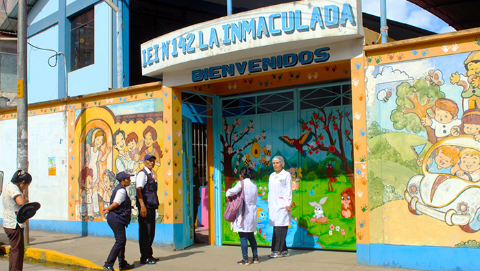 Inspección sanitaria en Quillabamba protegiendo la salud de los estudiantes