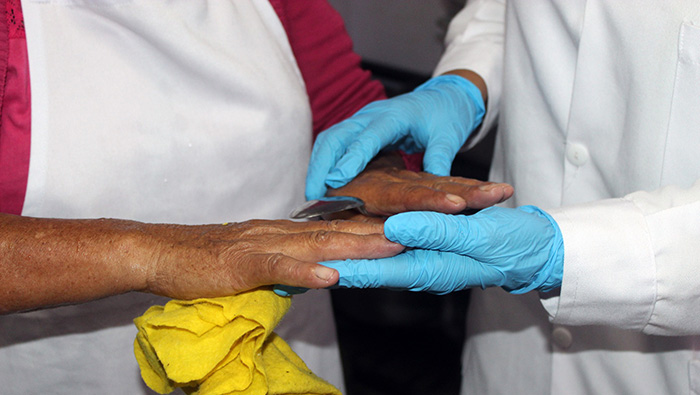 Inspección sanitaria en Quillabamba protegiendo la salud de los estudiantes