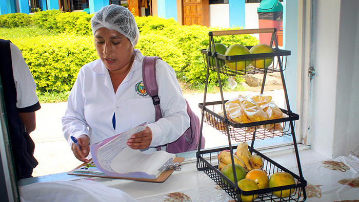 Inspección sanitaria en Quillabamba protegiendo la salud de los estudiantes