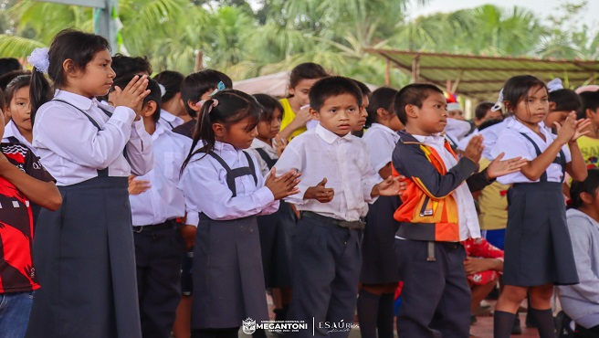 17 Escuelas reciben implementación Tecnológica, mobiliario y kits educativos