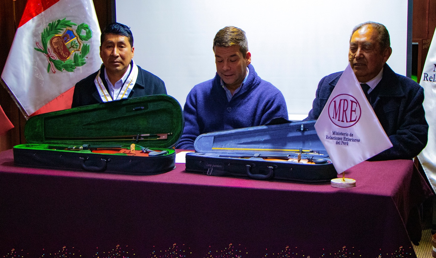 Municipalidad de Puno forma parte de la entrega de violines a la filarmónica infantil y juvenil de Puno