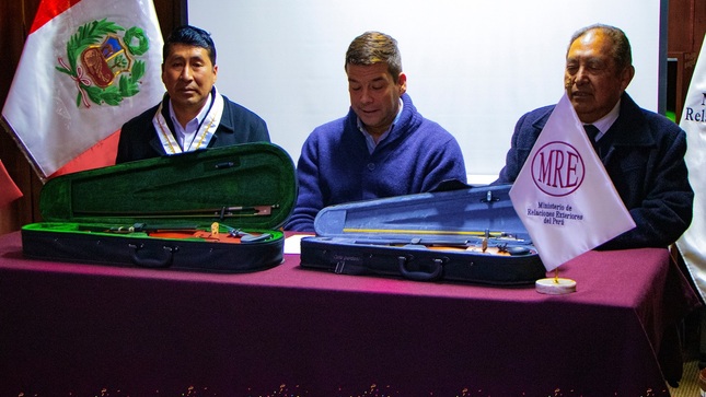 Municipalidad de Puno forma parte de la entrega de violines a la filarmónica infantil y juvenil de Puno