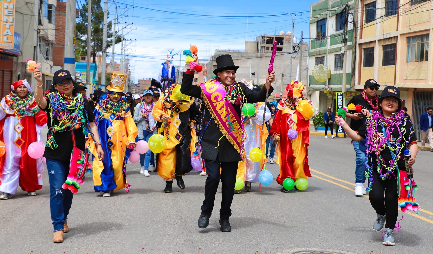 Al ritmo del bombo y con coloridos atuendos se realizó la despedida y quema del Ño Carnavalon 2024