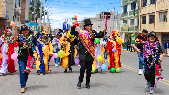 Al ritmo del bombo y con coloridos atuendos se realizó la despedida y quema del Ño Carnavalon 2024