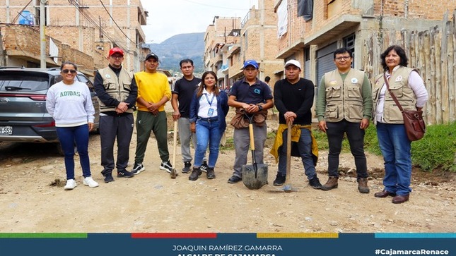 📌La Municipalidad Provincial de Cajamarca llevó a cabo con éxito una nueva edición de la Reciclatón 2024, organizada por la subgerencia de Gestión Integral de Residuos Sólidos.
✅Esta vez, el evento se desarrolló en la institución educativa Indoamericano, con una participación entusiasta no solo de estudiantes y docentes, sino también de vecinos de la zona. La colaboración y el compromiso de todos los involucrados fueron clave para el éxito de esta jornada dedicada a la preservación del medio ambiente y la promoción del reciclaje.