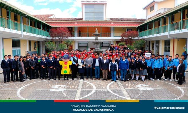 📌Con el propósito de sensibilizar a los escolares de las instituciones educativas sobre la importancia de prevenir y reducir los índices de accidentes de tránsito en nuestra ciudad, el regidor Segundo Castañeda Diaz, lanzó conjuntamente con los integrantes de la comisión de Vialidad y Transportes del Concejo Municipal, Jorge Rojas y Eugenio Cruzado y la gerente de Transportes y Seguridad Vial, Edith Chuco Gutiérrez el programa de capacitación “Educación Vial en nuestra Escuela y la Familia”.
📌El evento contó con la participación de más de un centenar de estudiantes de cuarto de secundaria de las instituciones educativas San Ramón, San Marcelino Champagnat, Dos de Mayo, Rafael Loayza y José María Escrivá de Balaguer, los mismos que fueron capacitados en temas sobre educación y seguridad vial como “Dispositivos de Control en Tránsito”, a cargo de la Policía Nacional de Tránsito y “ Deberes y Derechos de los Usuarios en las Vías Públicas”, dictado por la Dirección Regional de Transportes y Comunicaciones.
✅En ese mismo sentido, la gerente de Transportes y Seguridad Vial, Edith Chuco Gutiérrez, enfatizó el propósito de estas capacitaciones que tienen como objetivo que los estudiantes en su calidad de peatones, pasajeros de transporte público y futuros conductores de vehículos motorizados respeten estrictamente las normas de tránsito.