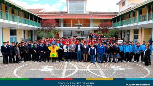 📌Con el propósito de sensibilizar a los escolares de las instituciones educativas sobre la importancia de prevenir y reducir los índices de accidentes de tránsito en nuestra ciudad, el regidor Segundo Castañeda Diaz, lanzó conjuntamente con los integrantes de la comisión de Vialidad y Transportes del Concejo Municipal, Jorge Rojas y Eugenio Cruzado y la gerente de Transportes y Seguridad Vial, Edith Chuco Gutiérrez el programa de capacitación “Educación Vial en nuestra Escuela y la Familia”. 
📌El evento contó con la participación de más de un centenar de estudiantes de cuarto de secundaria de las instituciones educativas San Ramón, San Marcelino Champagnat, Dos de Mayo, Rafael Loayza y José María Escrivá de Balaguer, los mismos que fueron capacitados en temas sobre educación y seguridad vial como “Dispositivos de Control en Tránsito”, a cargo de la Policía Nacional de Tránsito y  “ Deberes y Derechos de los Usuarios en las Vías Públicas”, dictado por la Dirección Regional de Transportes y Comunicaciones.
✅En ese mismo sentido, la gerente de Transportes y Seguridad Vial, Edith Chuco Gutiérrez, enfatizó el propósito de estas capacitaciones que tienen como objetivo que los estudiantes en su calidad de peatones, pasajeros de transporte público y futuros conductores de vehículos motorizados respeten estrictamente las normas de tránsito.