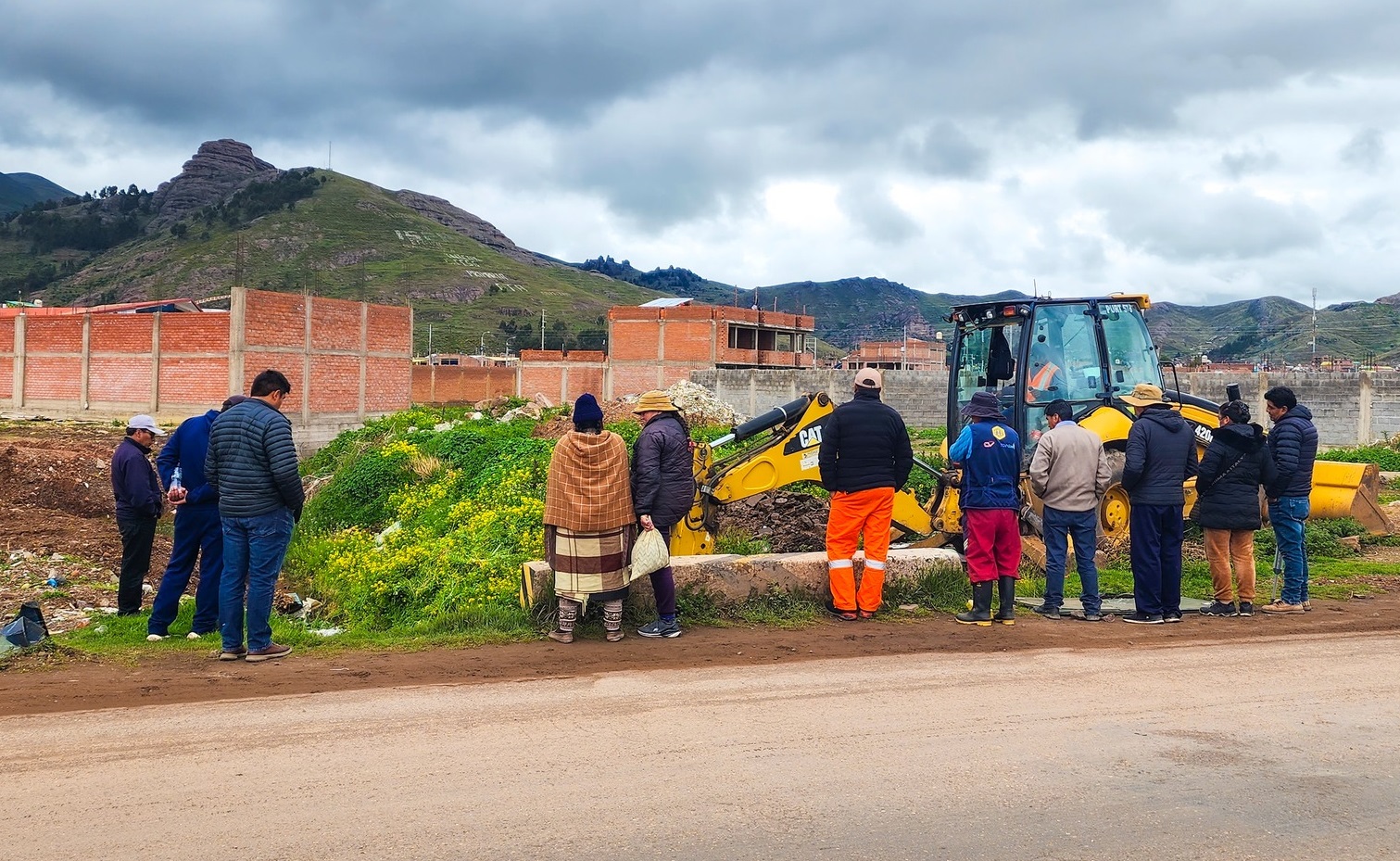 Se realiza trabajo de apertura de canal pluvial en el C.P de Jayllihuaya