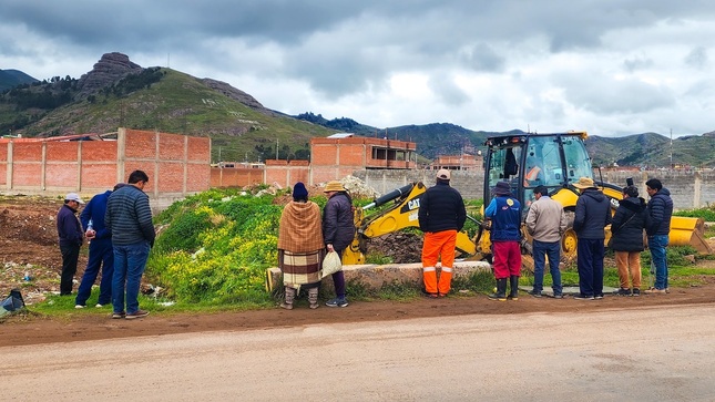 Se realiza trabajo de apertura de canal pluvial en el C.P de Jayllihuaya