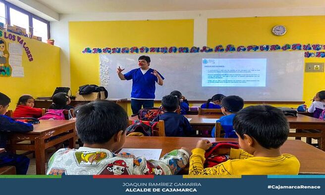 📌Alumnos del primer grado de la Institución Educativa N° 82594 sector Pachacútec de esta ciudad, participaron en taller gratuito sobre identidad sexual y tocamientos indebidos, a cargo de profesionales en Psicología del Centro Médico de la Municipalidad Provincial de Cajamarca, evento organizado como parte de un programa de extensión comunitaria en atención psicológica que desarrolla la gerencia de Desarrollo Social de la comuna local.
🤝Este tipo de talleres que se desarrollan en diferentes centros educativos de la ciudad y de la zona periurbana, tiene por finalidad hacer tomar conciencia a los niños y a las niñas sobre la importancia de su identidad sexual e ir tomando conciencia del cuidado que merece su cuerpo, por lo tanto educarlos en evitar cualquier tocamiento indebido.
✅Otro aspecto importante de los talleres es fortalecer la confianza personal para que ante cualquier tocamiento indebido o abuso sexual puedan avisar a sus padres o a algún familiar cercano, de manera que un hecho de esta naturaleza no quede impune. De esta manera la Municipalidad Provincial de Cajamarca a través de personal competente está direccionando el trabajo psicológico hacia sectores vulnerables, con la finalidad de seguir fomentando una sociedad cada vez más justa y saludable.