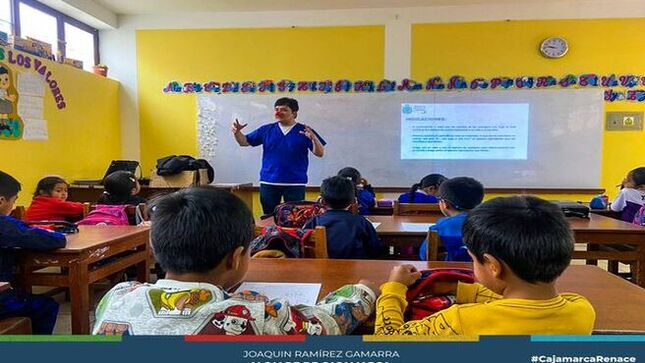 📌Alumnos del primer grado de la Institución Educativa N° 82594 sector Pachacútec de esta ciudad, participaron en taller gratuito sobre identidad sexual y tocamientos indebidos, a cargo de profesionales en Psicología del Centro Médico de la Municipalidad Provincial de Cajamarca, evento organizado como parte de un programa de extensión comunitaria en atención psicológica que desarrolla la gerencia de Desarrollo Social de la comuna local.
🤝Este tipo de talleres que se desarrollan en diferentes centros educativos de la ciudad y de la zona periurbana, tiene por finalidad hacer tomar conciencia a los niños y a las niñas sobre la importancia de su identidad sexual e ir tomando conciencia del cuidado que merece su cuerpo, por lo tanto educarlos en evitar cualquier tocamiento indebido. 
✅Otro aspecto importante de los talleres es fortalecer la confianza personal para que ante cualquier tocamiento indebido o abuso sexual puedan avisar a sus padres o a algún familiar cercano, de manera que un hecho de esta naturaleza no quede impune. De esta manera la Municipalidad Provincial de Cajamarca a través de personal competente está direccionando el trabajo psicológico hacia sectores vulnerables, con la finalidad de seguir fomentando una sociedad cada vez más justa y saludable.
