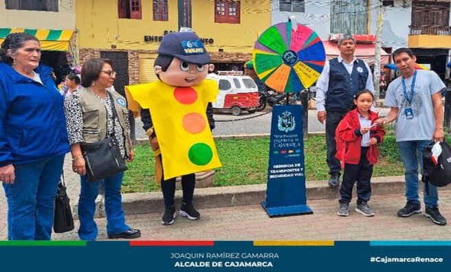 Con sorteo de regalos por parte de la empresa privada, la gerencia de Transportes y Seguridad Vial  a través del área de Seguridad Vial de la Municipalidad de Cajamarca e instituciones integrantes del Concejo Provincial de Seguridad Vial, intensificaron  campaña de sensibilización a peatones, con el propósito de reducir los accidentes de tránsito, así como que los ciudadanos tomen conciencia de la importancia de una cultura vial en la ciudad.
Estas campañas tienen como fin de sensibilizar a la población sobre la necesidad de practicar una cultura de seguridad vial como es de respetar las luces del semáforo y cruzar por las líneas peatonales, además de otras normas que se encuentran en el Reglamento Nacional de Tránsito y así contribuir en la reducción del número de víctimas por siniestros viales en Cajamarca.
Las personas que han sido sensibilizadas se llevaron varios regalos gracias a empresas privadas comprometidas con la seguridad vial, como son Rondesa, Warique de Chelo, Heladería Holanda, Casa Blanca y la panificadora Mary Luis.