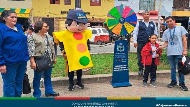 Con sorteo de regalos por parte de la empresa privada, la gerencia de Transportes y Seguridad Vial  a través del área de Seguridad Vial de la Municipalidad de Cajamarca e instituciones integrantes del Concejo Provincial de Seguridad Vial, intensificaron  campaña de sensibilización a peatones, con el propósito de reducir los accidentes de tránsito, así como que los ciudadanos tomen conciencia de la importancia de una cultura vial en la ciudad.
Estas campañas tienen como fin de sensibilizar a la población sobre la necesidad de practicar una cultura de seguridad vial como es de respetar las luces del semáforo y cruzar por las líneas peatonales, además de otras normas que se encuentran en el Reglamento Nacional de Tránsito y así contribuir en la reducción del número de víctimas por siniestros viales en Cajamarca.
Las personas que han sido sensibilizadas se llevaron varios regalos gracias a empresas privadas comprometidas con la seguridad vial, como son Rondesa, Warique de Chelo, Heladería Holanda, Casa Blanca y la panificadora Mary Luis.
