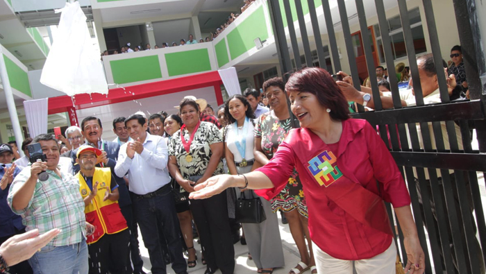 Rosa Vásquez inauguró moderna infraestructura de la I.E Abraham Valdelomar en Cañete