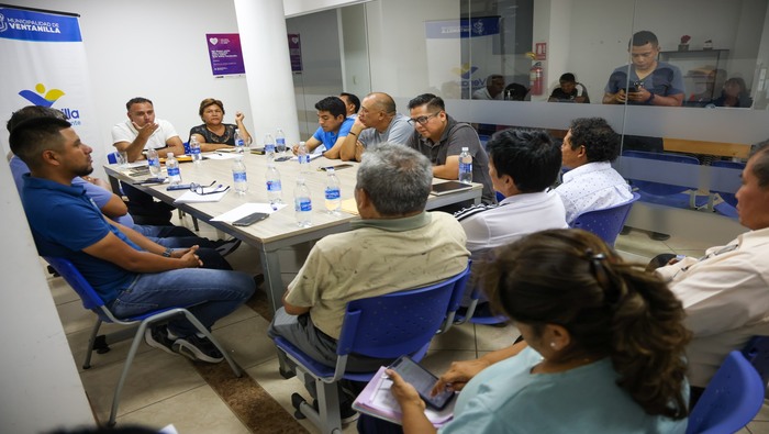 Nuestro alcalde 𝐉𝐡𝐨𝐯𝐢𝐧𝐬𝐨𝐧 𝐕𝐚𝐬𝐪𝐮𝐞𝐳 sostuvo una reunión de trabajo con los dirigentes del mercado de Villa Los Reyes para discutir mejoras en las áreas adyacentes a este importante centro de abastos en Ventanilla norte. Tras una inspección a los alrededores, los dirigentes y funcionarios municipales, liderados por nuestra primera autoridad, llegaron a un consenso en beneficio de la comunidad de este sector. La reunión tuvo lugar en la agencia periférica de Villa Los Reyes. ¡Ventanilla crece con su gente!