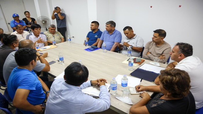 Nuestro alcalde 𝐉𝐡𝐨𝐯𝐢𝐧𝐬𝐨𝐧 𝐕𝐚𝐬𝐪𝐮𝐞𝐳 sostuvo una reunión de trabajo con los dirigentes del mercado de Villa Los Reyes para discutir mejoras en las áreas adyacentes a este importante centro de abastos en Ventanilla norte. Tras una inspección a los alrededores, los dirigentes y funcionarios municipales, liderados por nuestra primera autoridad, llegaron a un consenso en beneficio de la comunidad de este sector. La reunión tuvo lugar en la agencia periférica de Villa Los Reyes. ¡Ventanilla crece con su gente!