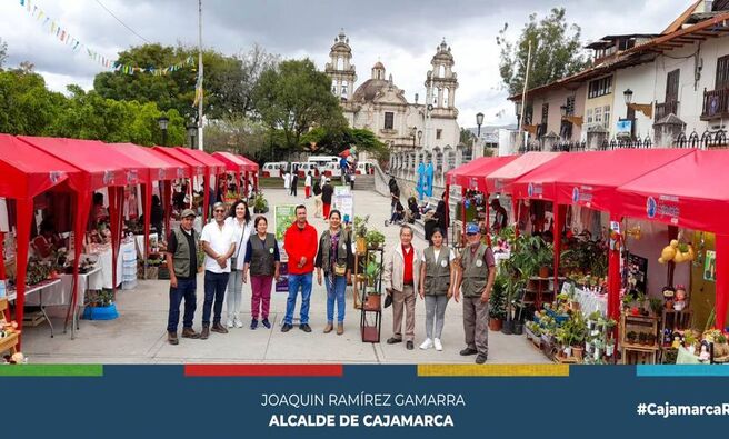 📌La Municipalidad Provincial de Cajamarca, liderada por el alcalde Joaquin Ramírez, continúa apoyando a los microempresarios locales a través de la organización de la Feria Temática de Jardinería y Decoraciones. Este evento, que busca promover el emprendimiento y la creatividad en nuestra comunidad, está siendo llevado a cabo por la subgerencia de Desarrollo Económico, en estrecha coordinación con el presidente de la comisión, Segundo Gil Castañeda, y los regidores Jorge Luis Rojas Alcalde y Eugenio Cruzado.
✅La primera autoridad edil ha expresado su firme compromiso con el impulso de la economía local y el fortalecimiento de los microempresarios de Cajamarca. La Feria Temática de Jardinería y Decoraciones es una oportunidad invaluable para destacar el talento y la habilidad de nuestros emprendedores en el ámbito de la jardinería y la decoración.