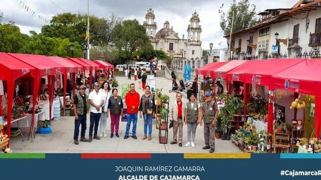 📌La Municipalidad Provincial de Cajamarca, liderada por el alcalde Joaquin Ramírez, continúa apoyando a los microempresarios locales a través de la organización de la Feria Temática de Jardinería y Decoraciones. Este evento, que busca promover el emprendimiento y la creatividad en nuestra comunidad, está siendo llevado a cabo por la subgerencia de Desarrollo Económico, en estrecha coordinación con el presidente de la comisión, Segundo Gil Castañeda, y los regidores Jorge Luis Rojas Alcalde y Eugenio Cruzado.
✅La primera autoridad edil ha expresado su firme compromiso con el impulso de la economía local y el fortalecimiento de los microempresarios de Cajamarca. La Feria Temática de Jardinería y Decoraciones es una oportunidad invaluable para destacar el talento y la habilidad de nuestros emprendedores en el ámbito de la jardinería y la decoración.