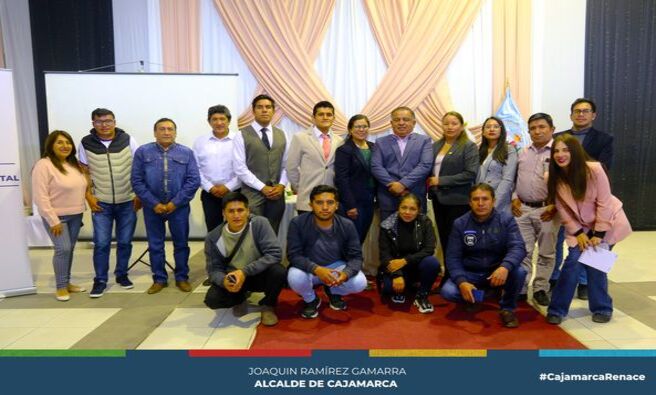 📌La mañana de hoy, la Comisión Ambiental Municipal (CAM) de Cajamarca llevó a cabo una mesa de trabajo con las municipalidades distritales con el propósito de potenciar el Sistema Local de Gestión Ambiental (SLGA).
El objetivo primordial de esta reunión fue fortalecer el Sistema Local de Gestión Ambiental en los distritos, en consonancia con la política nacional del Ministerio del Medio Ambiente. Esta política establece directrices para articular acciones de mitigación y preservación del medio ambiente, fomentando la realización de actividades conjuntas de manera continua.
👉🏻La jornada contó con la participación del equipo técnico completo del SLGA, integrado por el Ing. Pedro Injante Silva, gerente de Desarrollo Ambiental; Lic. Patricia Correa Briones, subgerente de Gestión Ambiental; Mg. Liliana Lezama Oribe; y el Ing. Fernando Domínguez.
Asimismo, estuvieron presentes representantes de las municipalidades distritales de Cajamarca, Jesús, Matara, Baños del Inca, La Encañada, Chetilla, Magdalena, Namora y Cospán. Durante la mesa de trabajo, se alcanzaron los siguientes acuerdos:
1.-Cada municipalidad deberá emitir un documento a las instituciones locales, explicando la Política Ambiental y solicitando su participación y compromiso efectivo en cada distrito.
2.- La Municipalidad Provincial de Cajamarca (MPC) brindará apoyo en la difusión de las convocatorias realizadas por los distritos.
3.- Los distritos se comprometieron a implementar el SLGA de acuerdo con la capacitación proporcionada por la comuna local.