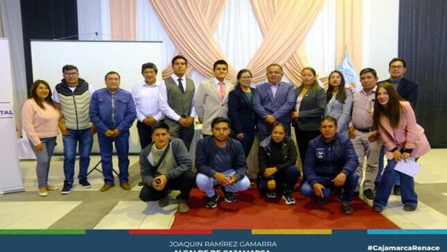 📌La mañana de hoy, la Comisión Ambiental Municipal (CAM) de Cajamarca llevó a cabo una mesa de trabajo con las municipalidades distritales con el propósito de potenciar el Sistema Local de Gestión Ambiental (SLGA).
El objetivo primordial de esta reunión fue fortalecer el Sistema Local de Gestión Ambiental en los distritos, en consonancia con la política nacional del Ministerio del Medio Ambiente. Esta política establece directrices para articular acciones de mitigación y preservación del medio ambiente, fomentando la realización de actividades conjuntas de manera continua.
👉🏻La jornada contó con la participación del equipo técnico completo del SLGA, integrado por el Ing. Pedro Injante Silva, gerente de Desarrollo Ambiental; Lic. Patricia Correa Briones, subgerente de Gestión Ambiental; Mg. Liliana Lezama Oribe; y el Ing. Fernando Domínguez.
Asimismo, estuvieron presentes representantes de las municipalidades distritales de Cajamarca, Jesús, Matara, Baños del Inca, La Encañada, Chetilla, Magdalena, Namora y Cospán. Durante la mesa de trabajo, se alcanzaron los siguientes acuerdos:
1.-Cada municipalidad deberá emitir un documento a las instituciones locales, explicando la Política Ambiental y solicitando su participación y compromiso efectivo en cada distrito.
2.- La Municipalidad Provincial de Cajamarca (MPC) brindará apoyo en la difusión de las convocatorias realizadas por los distritos.
3.- Los distritos se comprometieron a implementar el SLGA de acuerdo con la capacitación proporcionada por la comuna local.