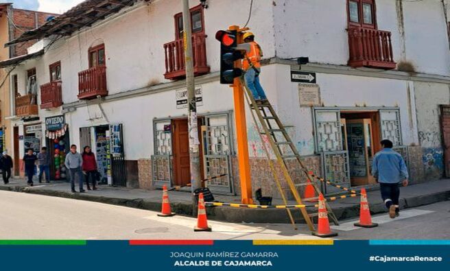 馃搶Comprometidos con la Seguridad Vial, la gerencia de Transportes y Seguridad Vial de la Municipalidad de Cajamarca, contin煤a con las labores de mantenimiento y limpieza de los sistemas de semaforizaci贸n y de se帽alizaci贸n en diferentes calles en nuestra ciudad con el fin de reducir los siniestros viales en Cajamarca.
鉁匛stas acciones por parte del personal de la subgerencia de Inspecci贸n y Seguridad Vial, se realizaron desde el jir贸n Jos茅 G谩lvez hasta el jir贸n Amalia Puga a la altura de la Recoleta, asimismo desde jir贸n Jos茅 G谩lvez hasta la Av. Independencia. Adem谩s, el mantenimiento y limpieza del sistema de semaforizaci贸n desde jir贸n Jos茅 Sabogal hasta jir贸n Dos de Mayo.