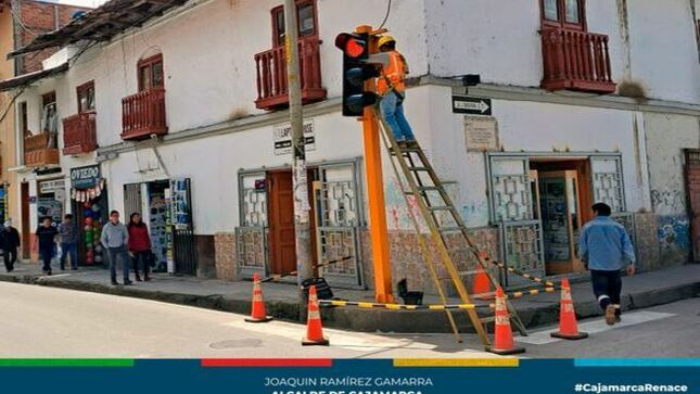 📌Comprometidos con la Seguridad Vial, la gerencia de Transportes y Seguridad Vial de la Municipalidad de Cajamarca, continúa con las labores de mantenimiento y limpieza de los sistemas de semaforización y de señalización en diferentes calles en nuestra ciudad con el fin de reducir los siniestros viales en Cajamarca. 
✅Estas acciones por parte del personal de la subgerencia de Inspección y Seguridad Vial, se realizaron desde el jirón José Gálvez hasta el jirón Amalia Puga a la altura de la Recoleta, asimismo desde jirón José Gálvez hasta la Av. Independencia. Además, el mantenimiento y limpieza del sistema de semaforización desde jirón José Sabogal hasta jirón Dos de Mayo.