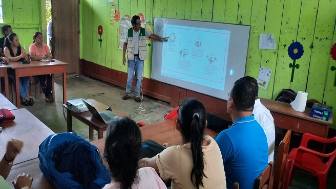 Especialista de la UGEL Bellavista expone frente a docentes.