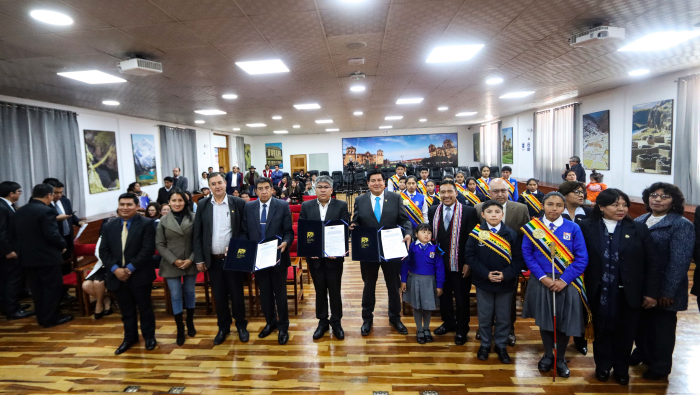 Comunidad educativa de la I.E. Humberto Luna en el auditorio del Gobierno Regional Cusco.