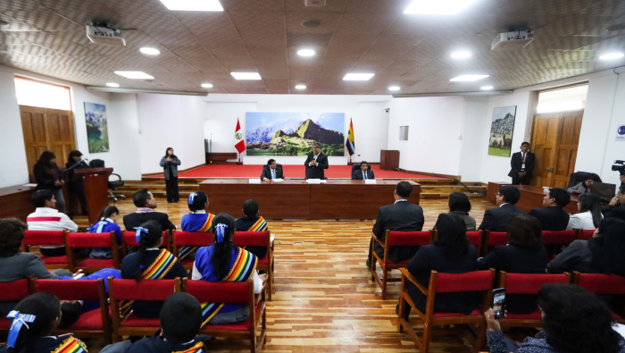 Comunidad educativa de la I.E. Humberto Luna en el auditorio del Gobierno Regional Cusco.