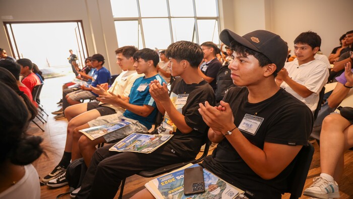🟡 Cumpliendo con los compromisos asumidos en una audiencia pública organizada por el diario El COMERCIO hace unos meses, nuestro alcalde 𝐉𝐡𝐨𝐯𝐢𝐧𝐬𝐨𝐧 𝐕𝐚𝐬𝐪𝐮𝐞𝐳 se reunió con jóvenes del distrito en la Casa Bicentenario de Pachacútec para escuchar sus propuestas y demandas, que forma parte de un cronograma descentralizado programado para abril y junio. Recordemos que, Ventanilla fue el primer distrito elegido por este medio para iniciar una serie de audiencias, destacando el notable avance que experimenta nuestro distrito bajo la actual gestión 'con rostro humano'.