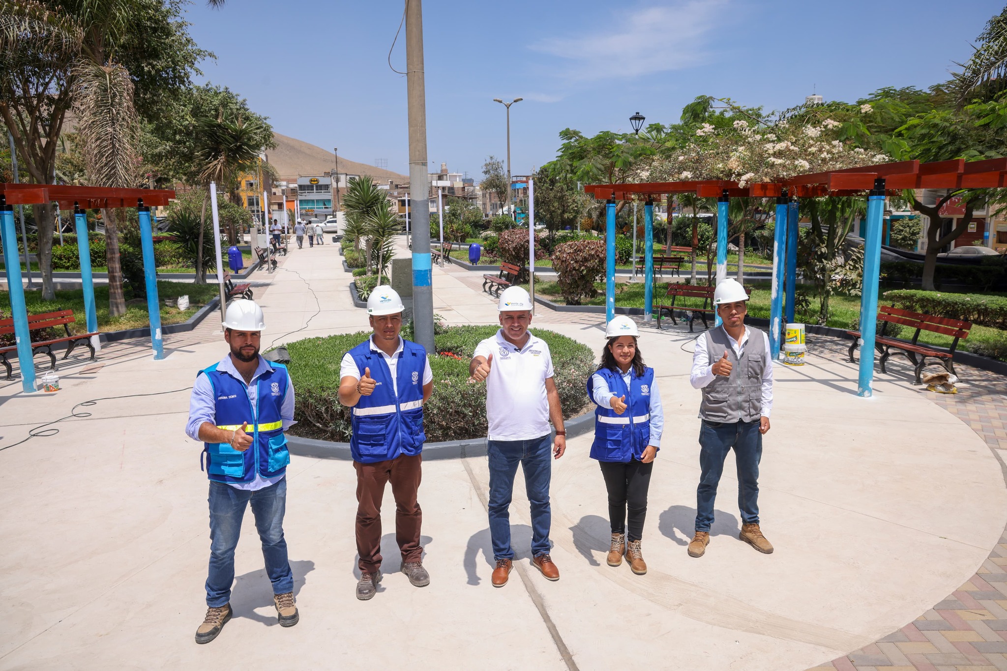 Seguimos laborando por el bien del progreso sostenible de la población de Ventanilla. Nuestro alcalde 𝐉𝐡𝐨𝐯𝐢𝐧𝐬𝐨𝐧 𝐕𝐚𝐬𝐪𝐮𝐞𝐳, continúa inspeccionando los trabajos que se realizan en el distrito, en simultáneo. En esta oportunidad llegó a las obras que se desarrollan en la Urb. Pedro Cueva, la remodelación de su plaza principal; en el A.H. La Unión, la renovación de su complejo deportivo y en el A.H. Paz y Unión en donde se lleva a cabo una losa deportiva. Todas estas nuevas infraestructuras les cambiarán el rostro a estas zonas y mejorarán la calidad de vida de la población. ¡Ventanilla crece con su gente!