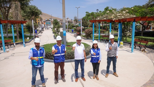 Seguimos laborando por el bien del progreso sostenible de la población de Ventanilla. Nuestro alcalde 𝐉𝐡𝐨𝐯𝐢𝐧𝐬𝐨𝐧 𝐕𝐚𝐬𝐪𝐮𝐞𝐳, continúa inspeccionando los trabajos que se realizan en el distrito, en simultáneo. En esta oportunidad llegó a las obras que se desarrollan en la Urb. Pedro Cueva, la remodelación de su plaza principal; en el A.H. La Unión, la renovación de su complejo deportivo y en el A.H. Paz y Unión en donde se lleva a cabo una losa deportiva. Todas estas nuevas infraestructuras les cambiarán el rostro a estas zonas y mejorarán la calidad de vida de la población. ¡Ventanilla crece con su gente!