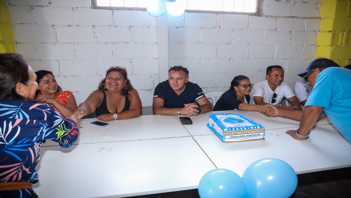 🟡 Sellamos el 18° aniversario del Proyecto Especial Ciudad Pachacútec con una celebración especial. Los vecinos y líderes de esta comunidad sostuvieron una reunión de camaradería con nuestro alcalde 𝐉𝐡𝐨𝐯𝐢𝐧𝐬𝐨𝐧 𝐕𝐚𝐬𝐪𝐮𝐞𝐳 en las instalaciones del Frente Único. Durante la reunión, se reconoció el esfuerzo conjunto de los dirigentes y la autoridad distrital en la implementación de proyectos y diversas actividades en beneficio de los habitantes de esta importante zona. ¡Ventanilla y Pachacútec crece con su gente!