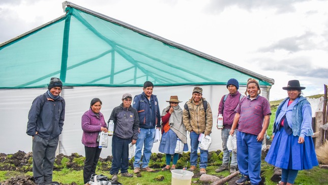 fotografía de participantes en capacitación de cultivo de fresas