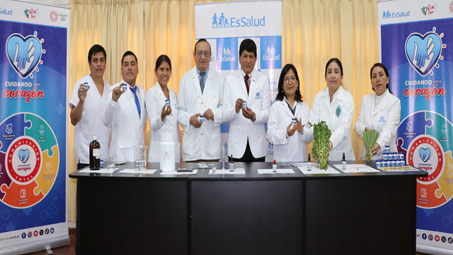 EsSalud Junín elabora más de 1,900 repelentes contra el dengue a base a hierba luisa y menta